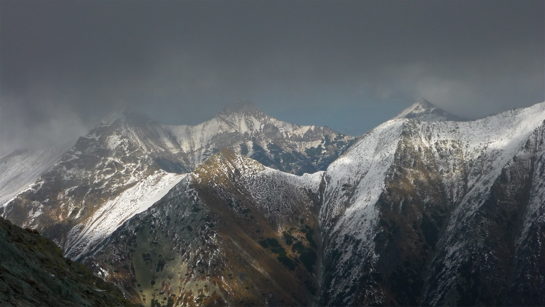 Uprostřed v hřebeni Štít nad Zeleným (2131 m).