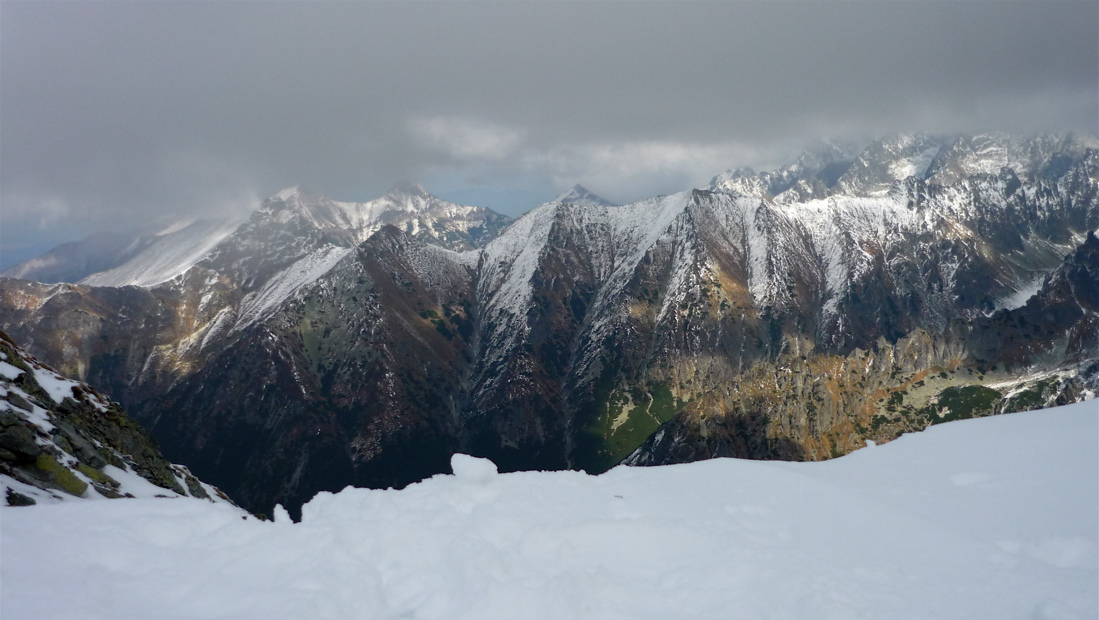 Vlevo Široká (2210 m) a Hrebeň Javorových veží. 