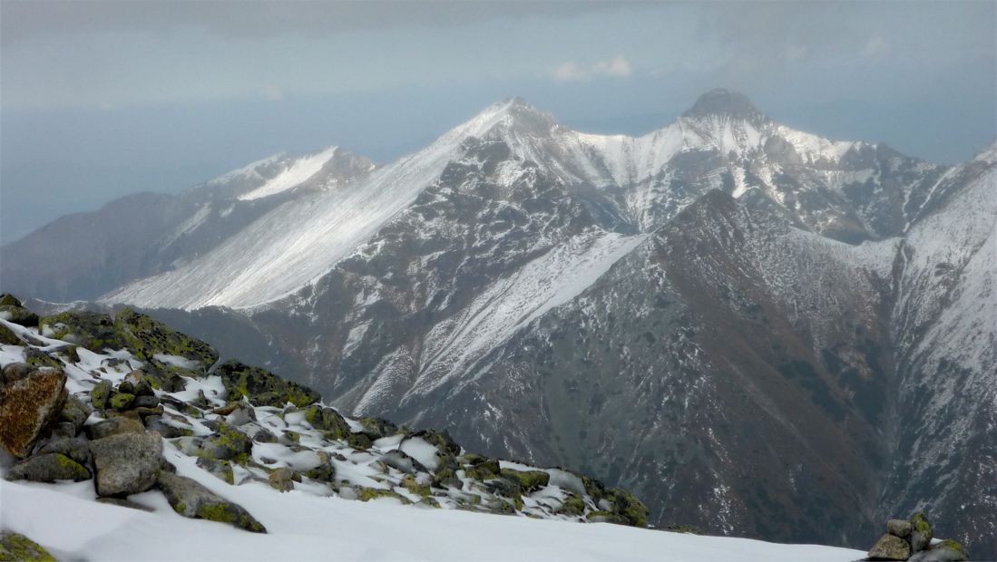 Široká splývá s Havranem (2152 m), vpravo Ždiarská vidla.