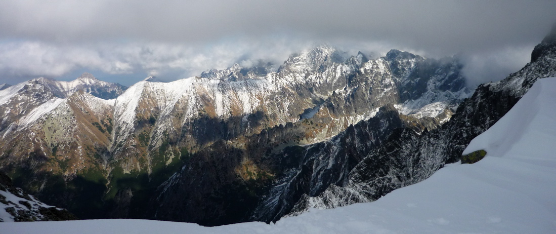Špičatý tmavý zoubek vpravo tipuji na Kresaný roh (2305 m).