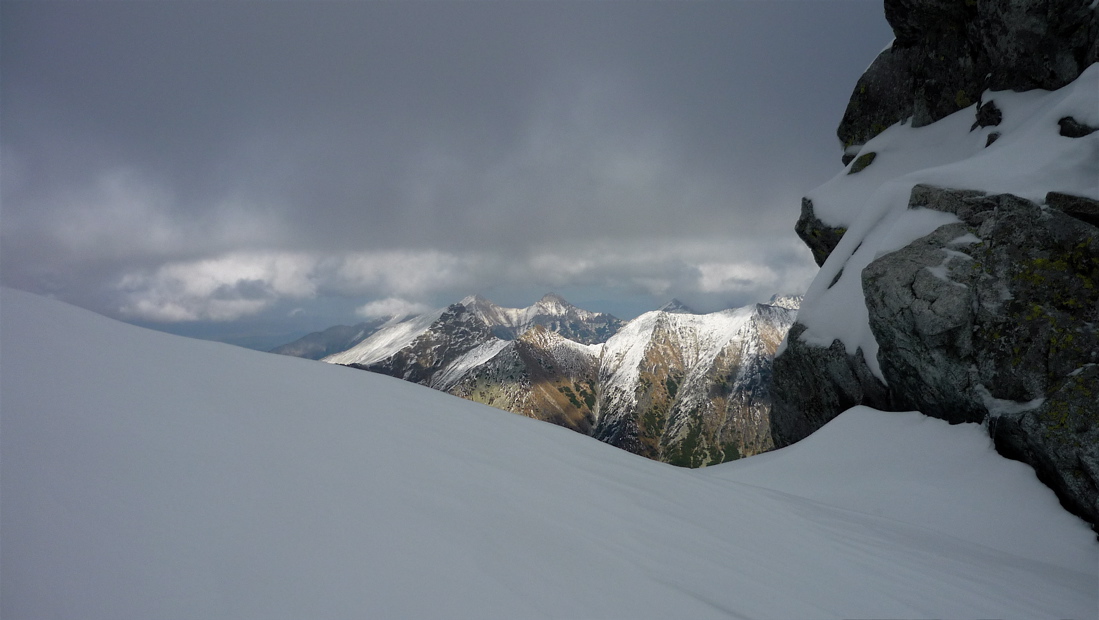 Průhled na Hrebeň Javorových veží a Belianské Tatry.