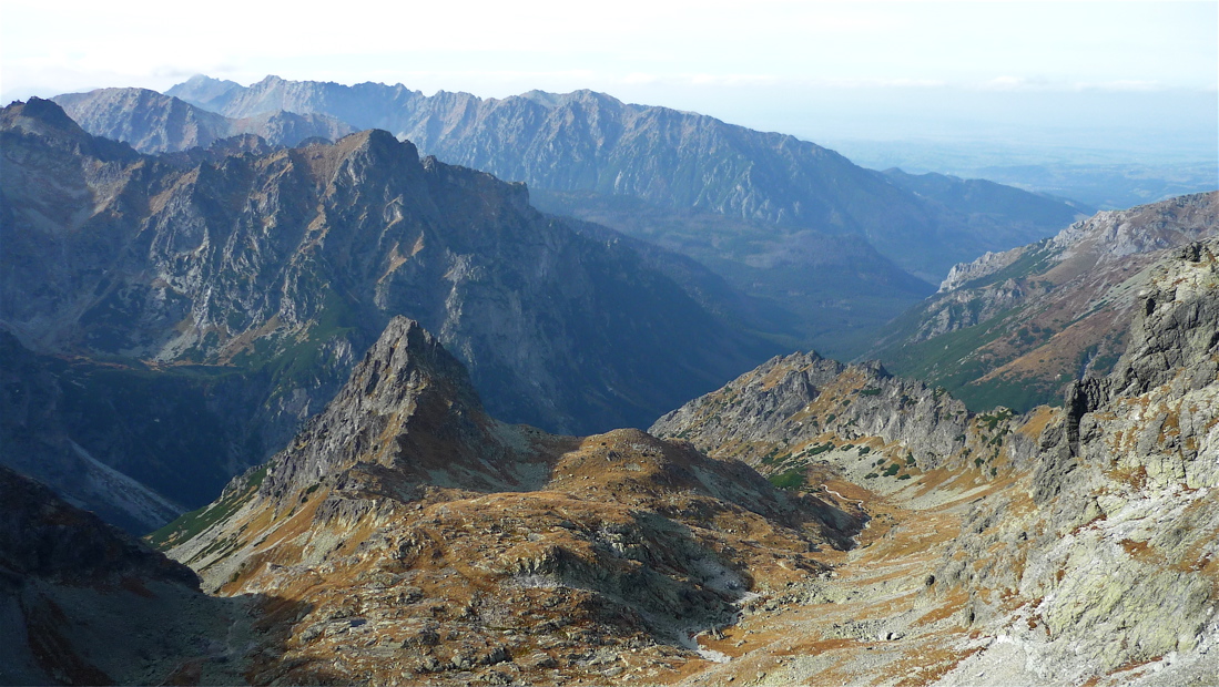 Hrubá veža, vzadu Mlynár (2170 m), na obzoru polské Granaty