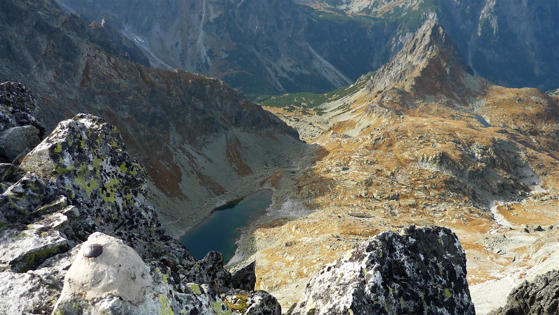 Zamrznuté pleso, Litvorová kotlina a Hrubá veža ze svahu Východné Vysoké