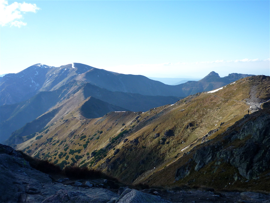 Hřeben Červených vrchů od Kasprowa wierchu, vpravo Giewont.