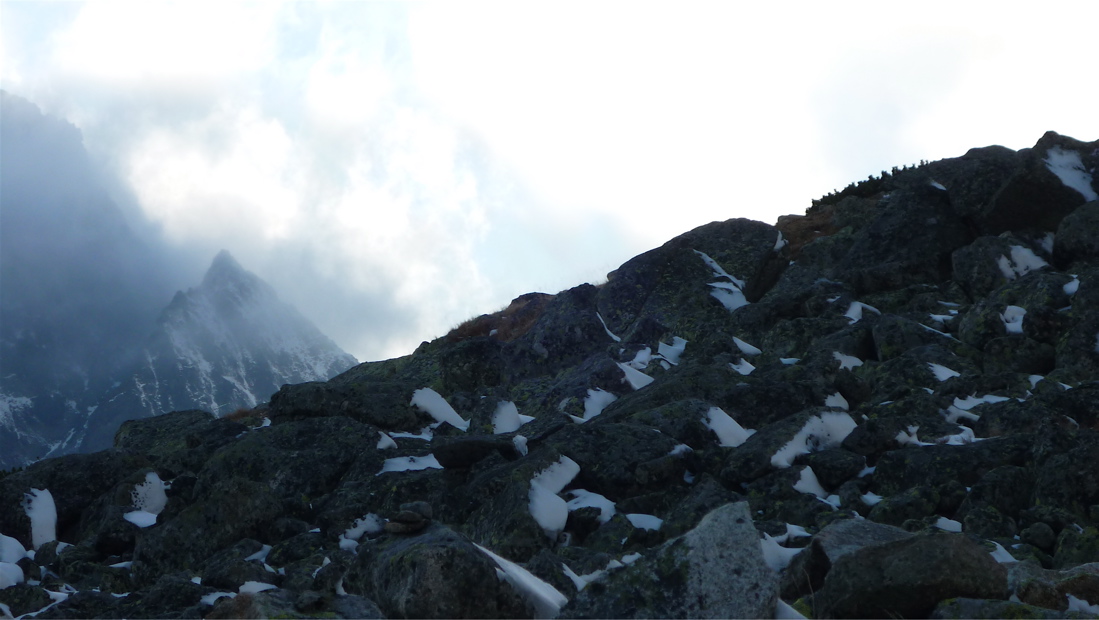 Kôprovská veža (2250 m) skrčená u svahu Hlinské veže. 