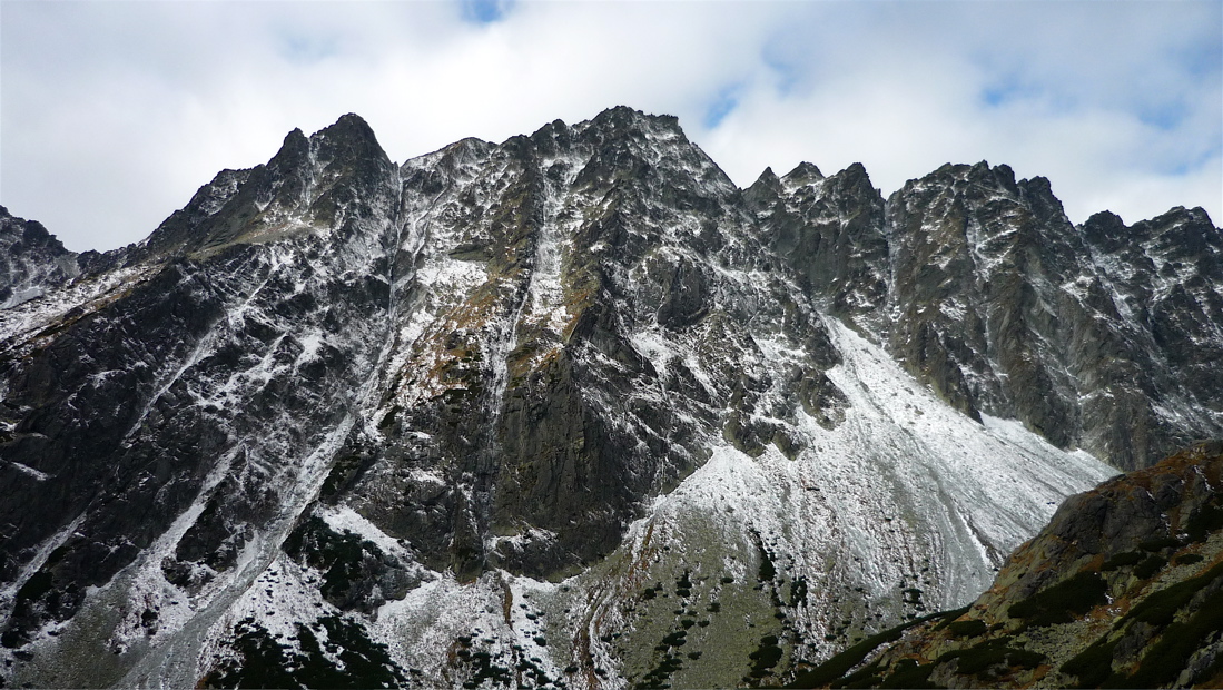 Hřeben Bášt, jemuž uprostřed vévodí Satan (2422 m).