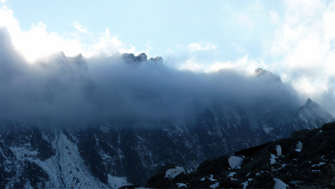 Zcela vpravo drobná pyramida Kôprovské veže (2250 m).