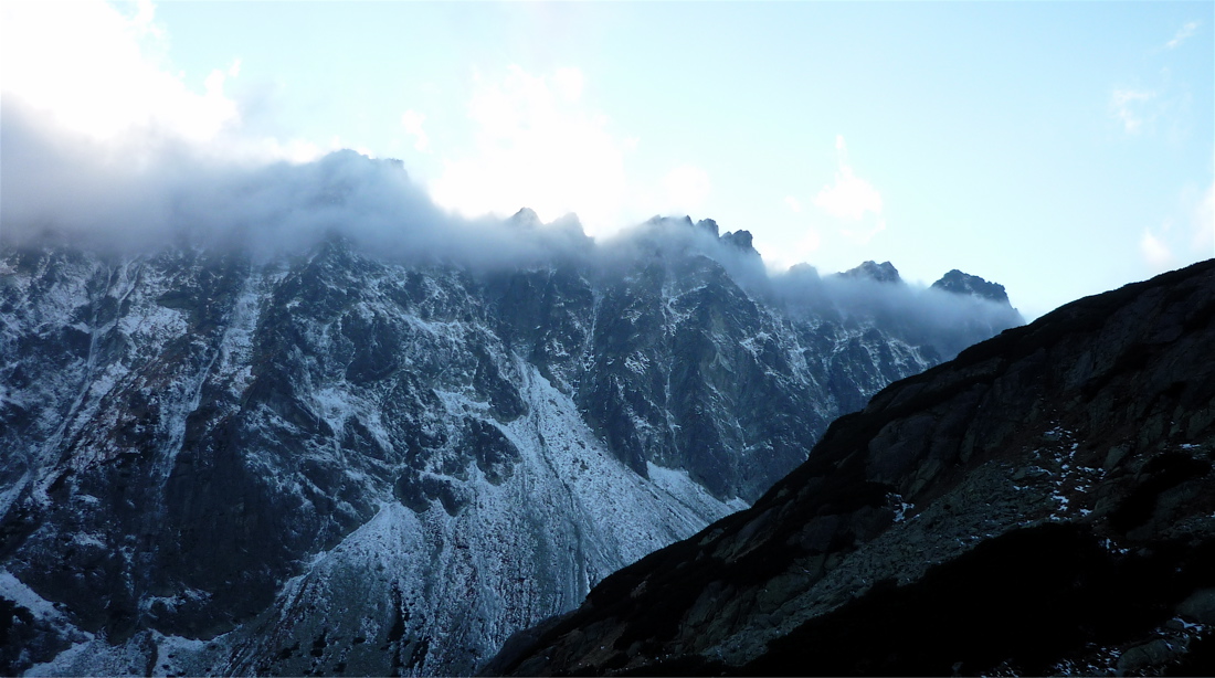 Zcela vpravo Hlinská veža (2340 m) uzavírá hřeben Bášt.