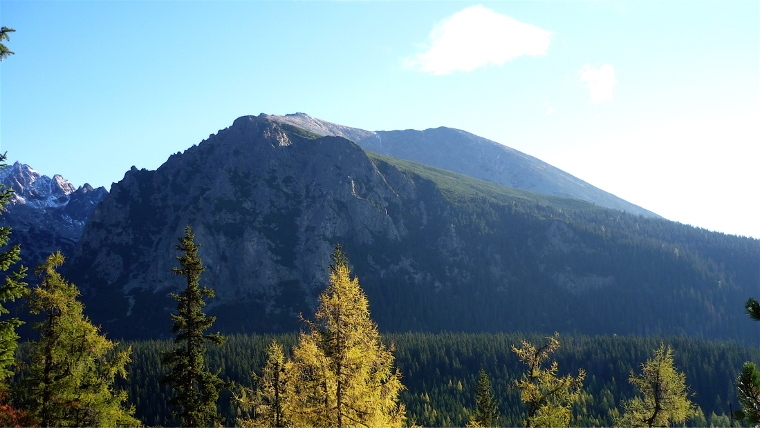 Ostrva a Tupá (2285 m) z cesty na Popradské pleso.