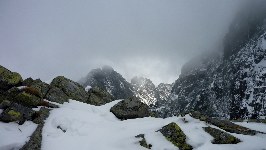 Ganek (2462 m) a Rumanov štít (2428 m) ze sedla Váha.