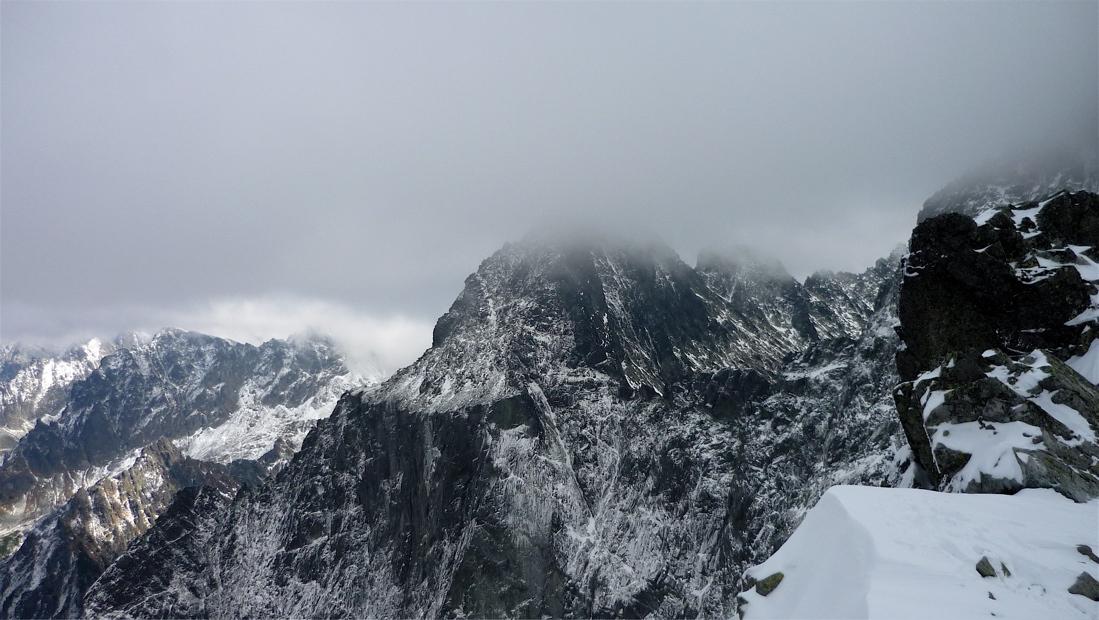Ze sedla Váha (2340 m) pod Rysy.