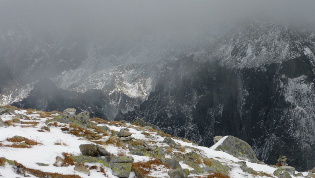 Vlevo temná silueta Hrubé veže (2086 m).