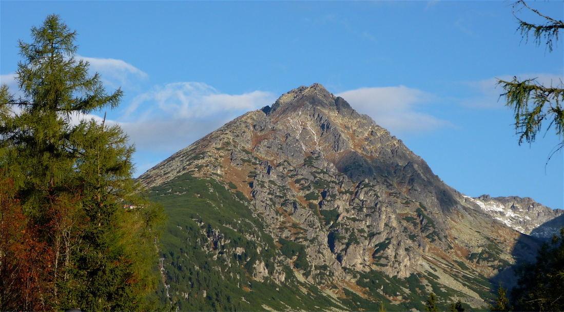 Predné (2117 m) a Štrbské Solisko (2302 m) od Štrbského plesa.