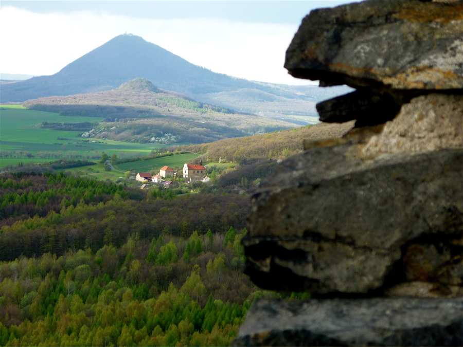 Milešovka, Ostrý, ves Sutom. Pohled z Košťálova.