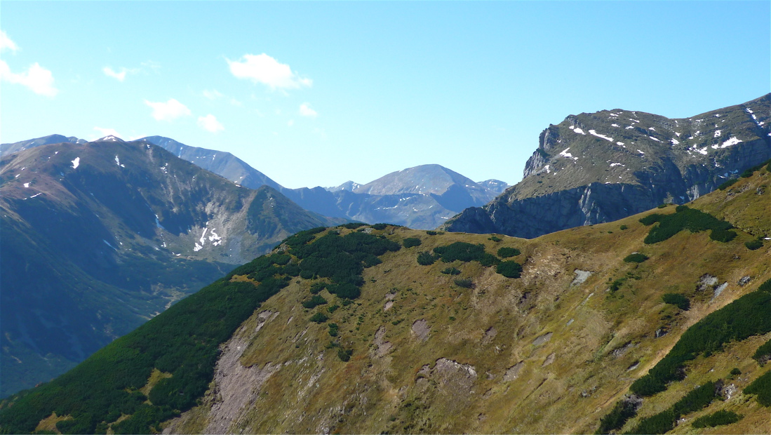 Ohlédnutí k západu, v průzoru Klin čili Starorobociański Wierch (2176 m).