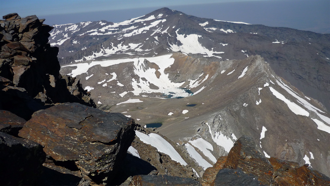 Uprostřed Veleta, vpravo nad plesem Puntal de la Caldera (3222 m).