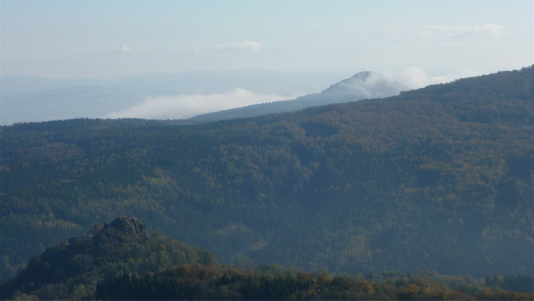 Tolštejn a v pozadí vrcholek Luže (z Jedlové)