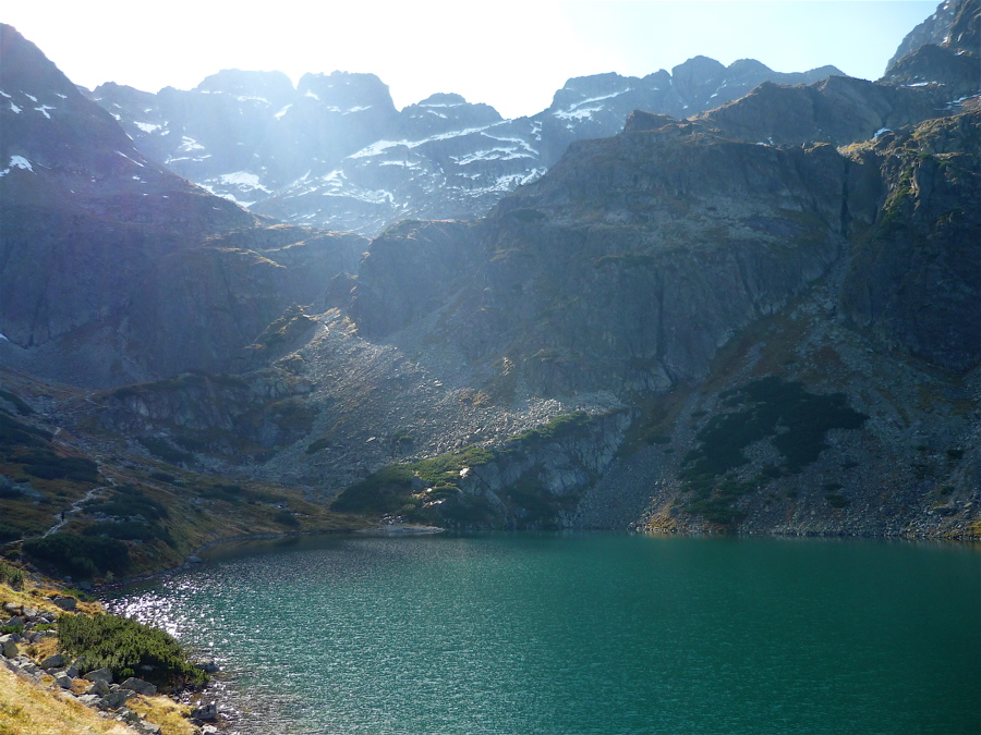 Czarny Staw a v čele doliny Kozi Wierch (2291 m).