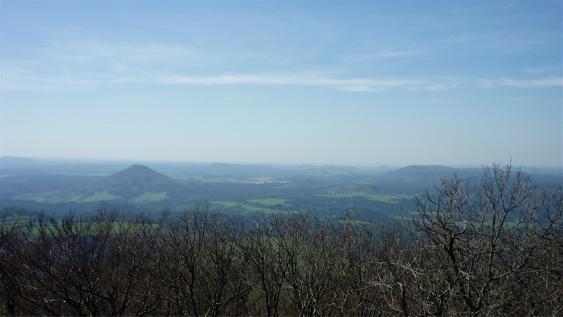 Růžovský vrch, v dálce Zschirnstein a Lilienstein.