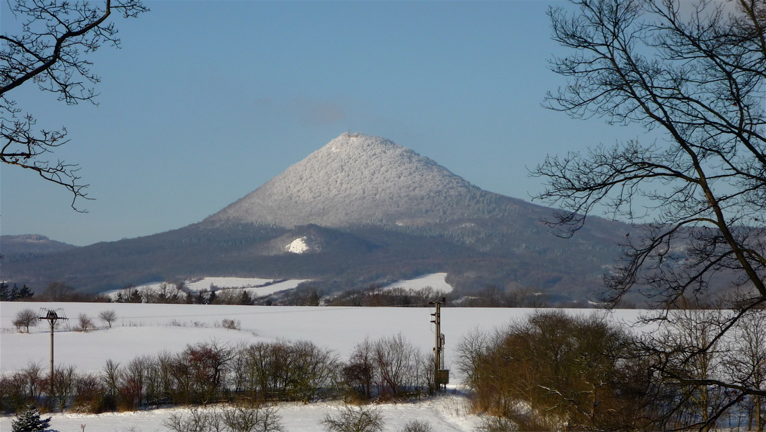 Monumentální Milešovka zpod Lovoše.