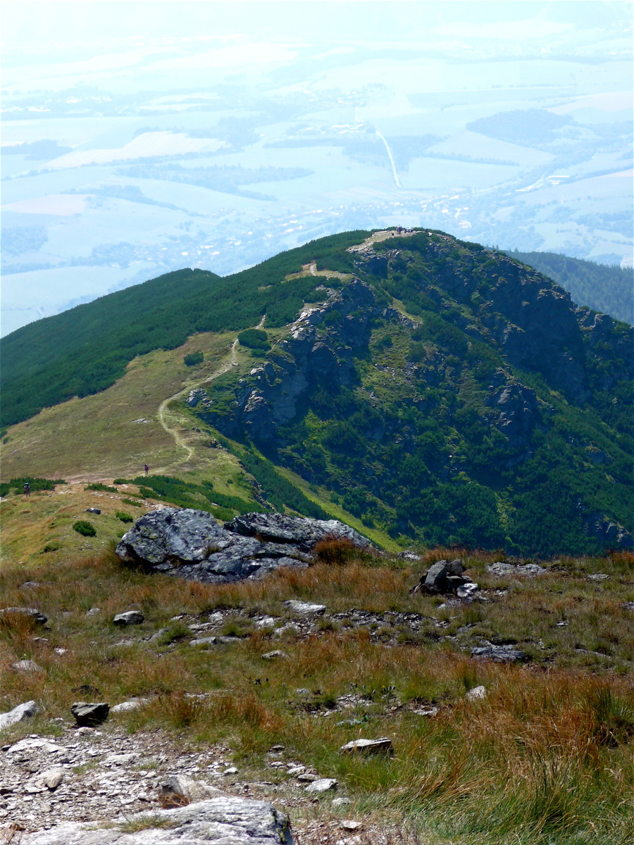Pohled ze svahu Barance k Holému vrchu (1723 m) a Liptovské dolině