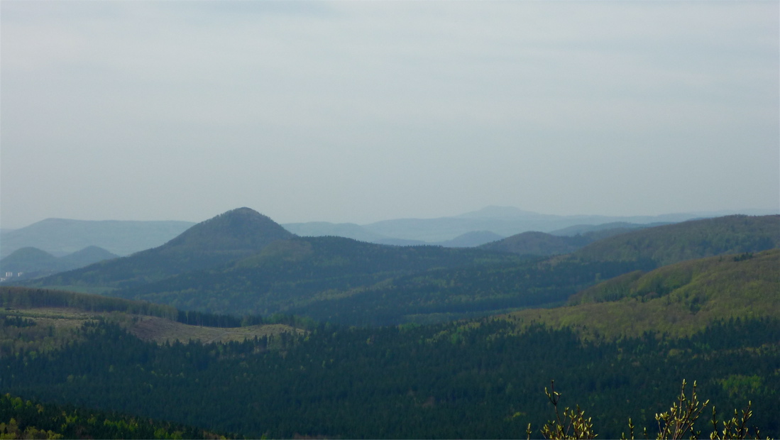 Klíč (759 m) z Luže. Vpravo na obzoru Sedlo.