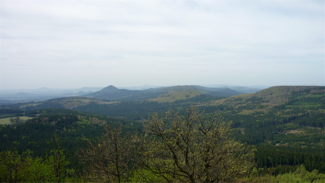 Pohled z Luže na Klíč, Bouřný (703 m), Pěnkavčí vrch (792 m).