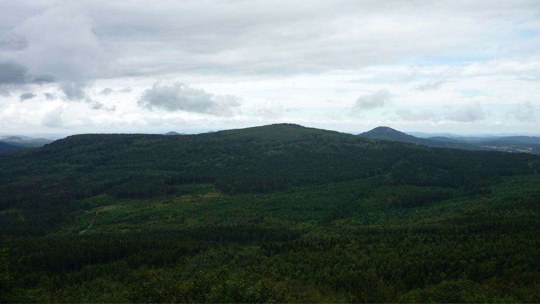 Západ: Pěnkavčí vrch (792 m) a Jedlová z Luže