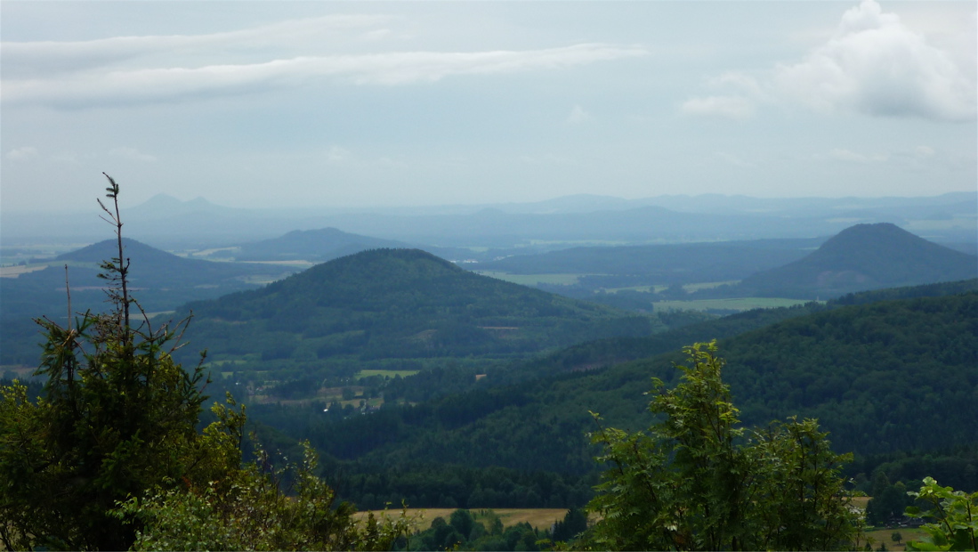 Z Luže k Bezdězu: vpředu Zelený vrch (585 m), vpravo Ortel.