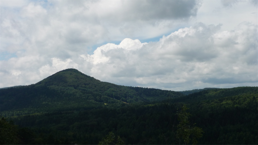 Luž (793 m), nejvyšší vrchol Lužických hor.