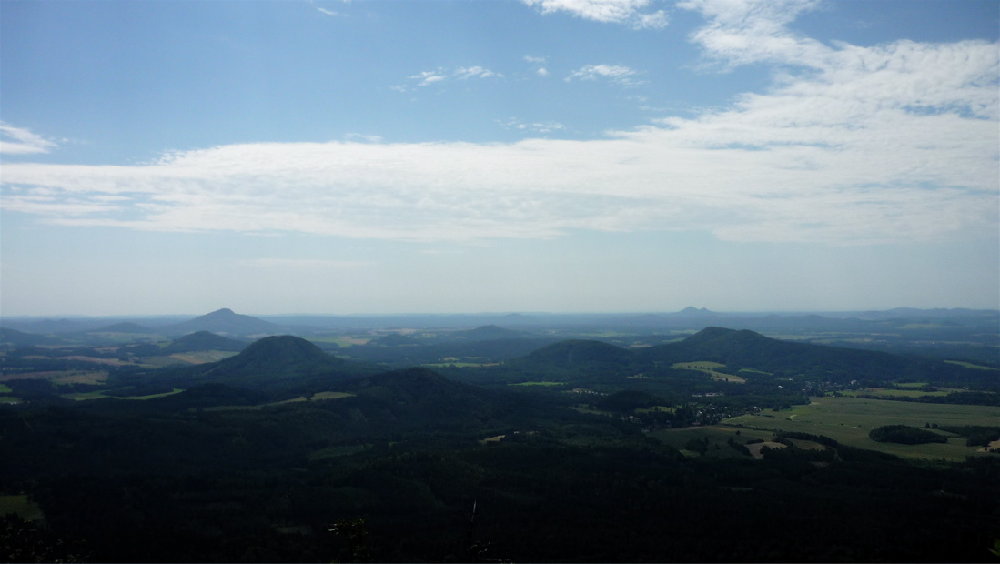 Vlevo Ralsko, blíže Ortel, vpravo na obzoru Bezděz.