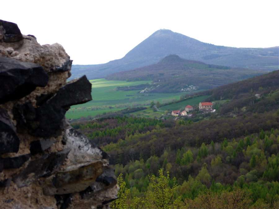 Milešovka a Ostrý z Košťálova.