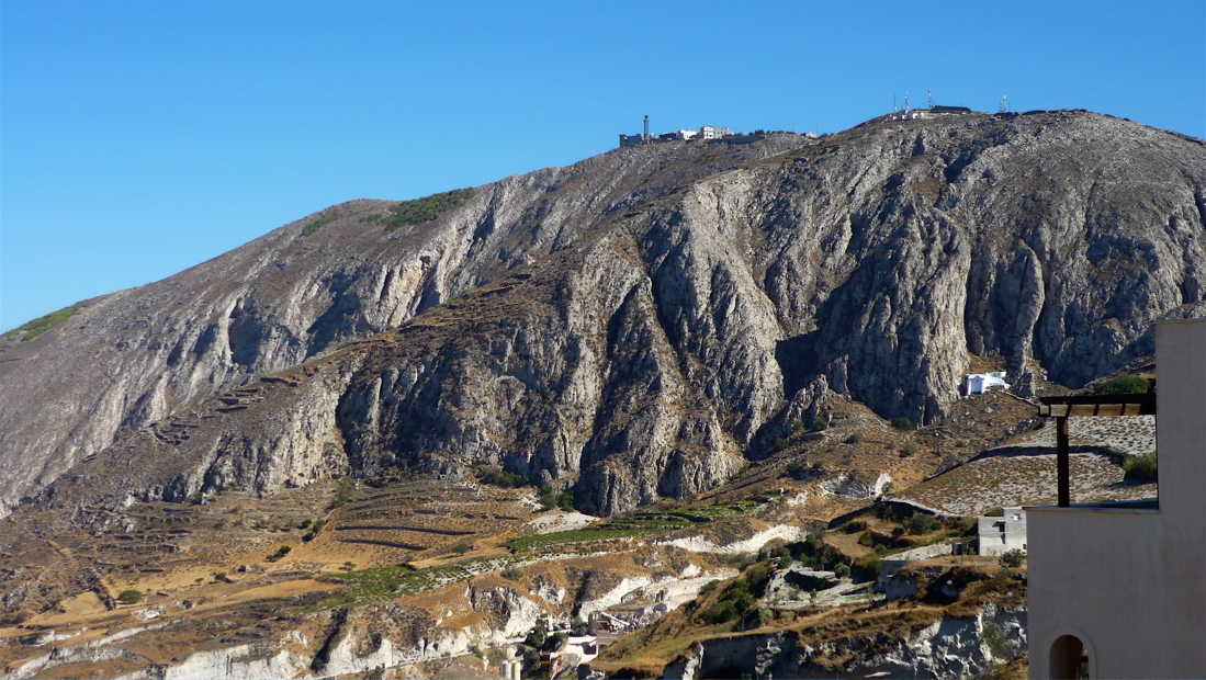 Hora proroka Eliáše (567 m), nejvyšší bod ostrova Santorini,