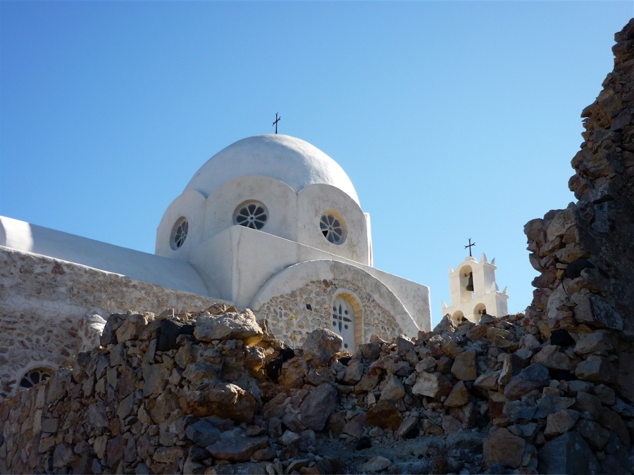Kostel ve svahu za vsí Pyrgos.