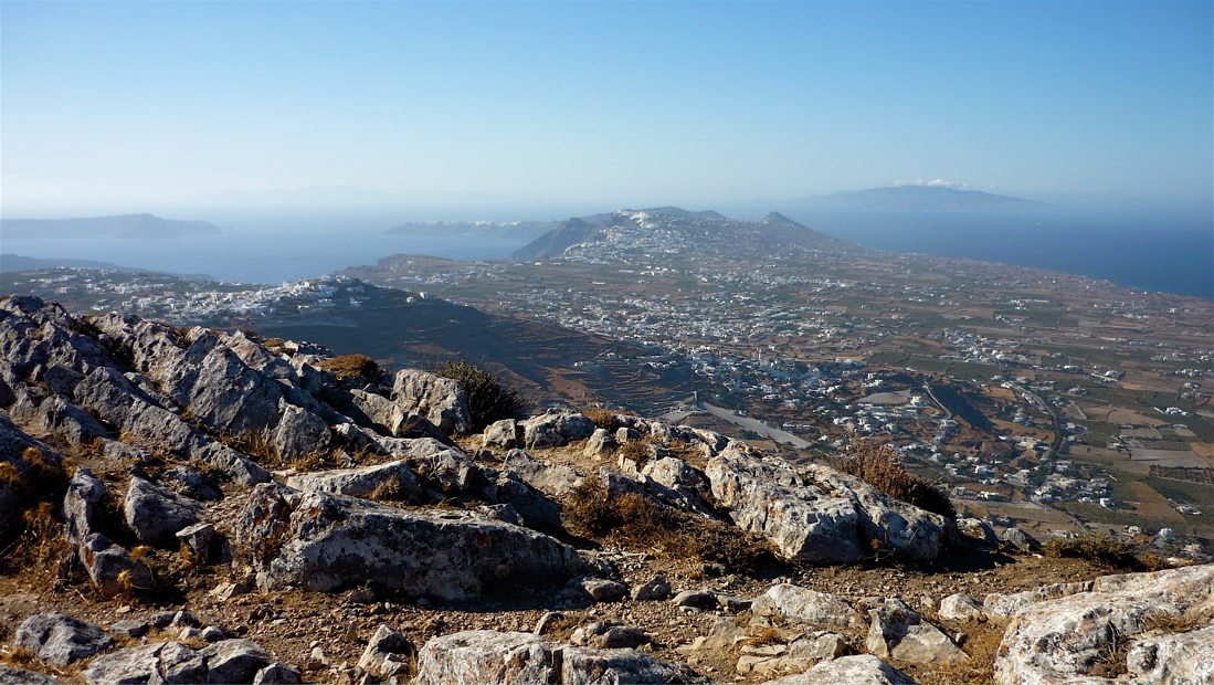 Vlevo Pyrgos, o trochu dál pak Firostefani.