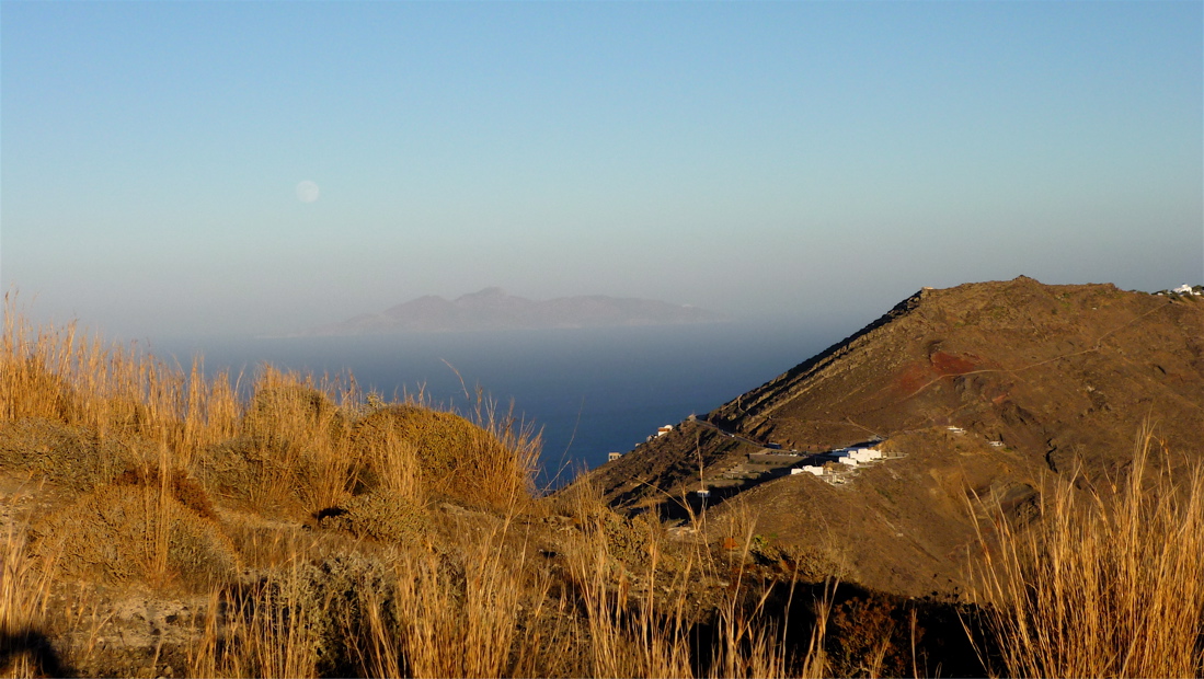 Pohled k nejužšímu místu ostrova Santorini.