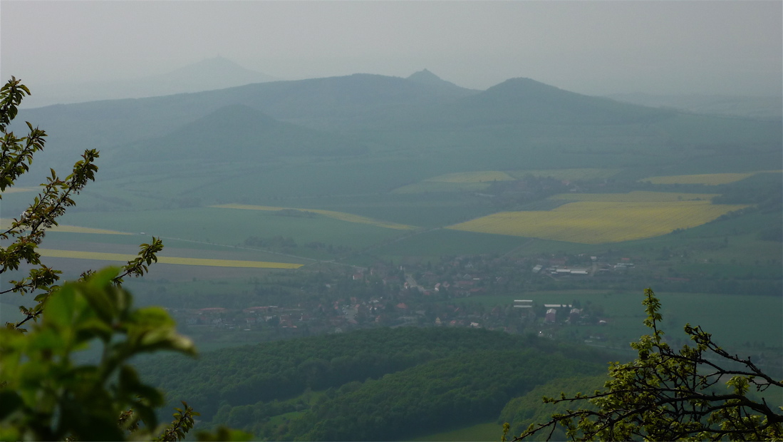 V mlze Hazmburk, v popředí Boreč, Košťálov, Sutomský vrch.
