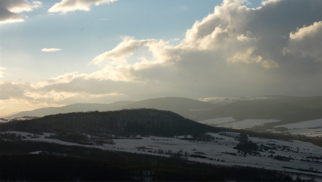 Pohled přes Strážiště (534 m) k Nakléřovskému průsmyku.