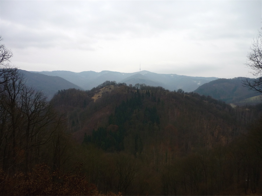 Pohled od Borku k návrší nad tajemným zámečkem Skrytín.