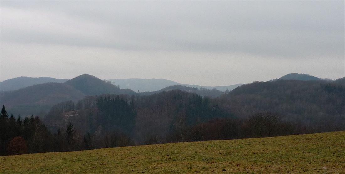 Ten řetězec vrchů tvoří Bradlo (451 m), Vysoký kámen (494 m) a další.