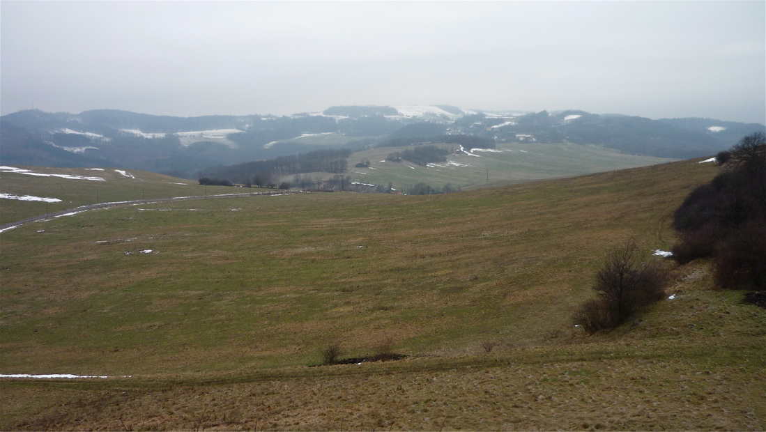 Na Javorském vrchu (617 m) se udržel raný sníh.