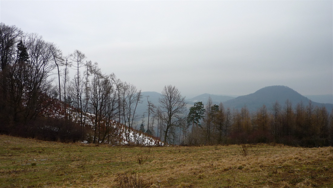 Všechny tři vršky v řadě: Lotharův vrch, Klobouk a Chmelník.
