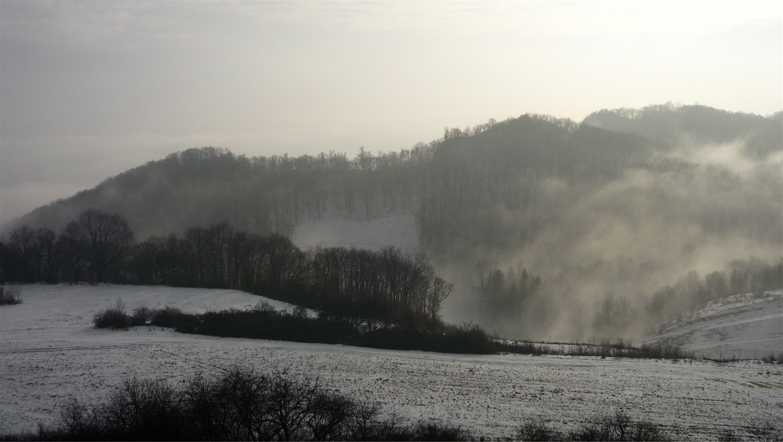 Vrch Debus (395 m), přímo nad dálnicí?