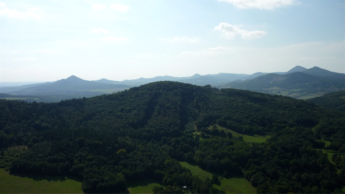 Vpředu Plešivec, za ním klasické panorama od Lovoše po Kletečnou.