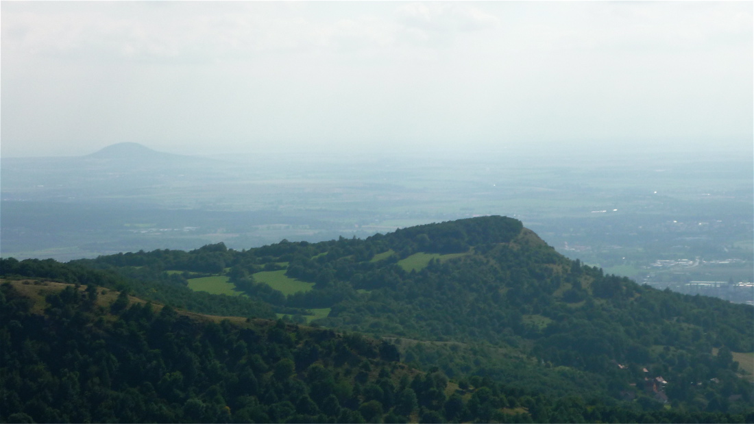 Hradiště z Varhoště, v pozadí vlevo v mlhách Říp.