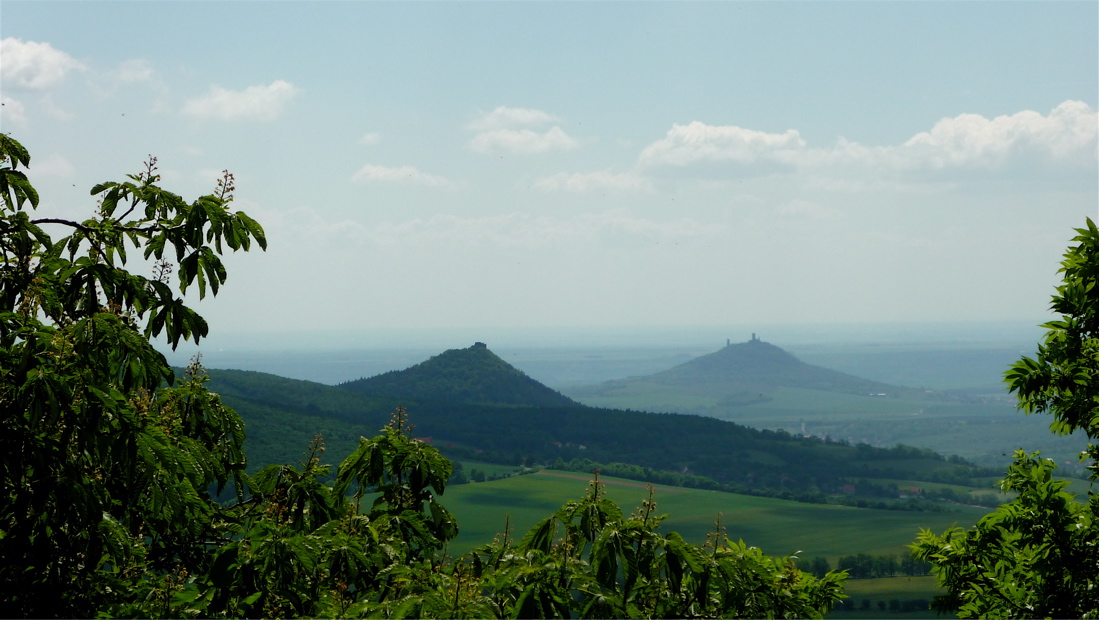 Zříceniny Košťálov a Hazmburk.