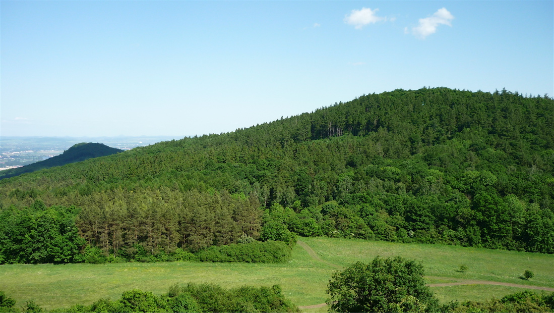Ovčín ve stínu a Jezerka zpod Holého vrchu.