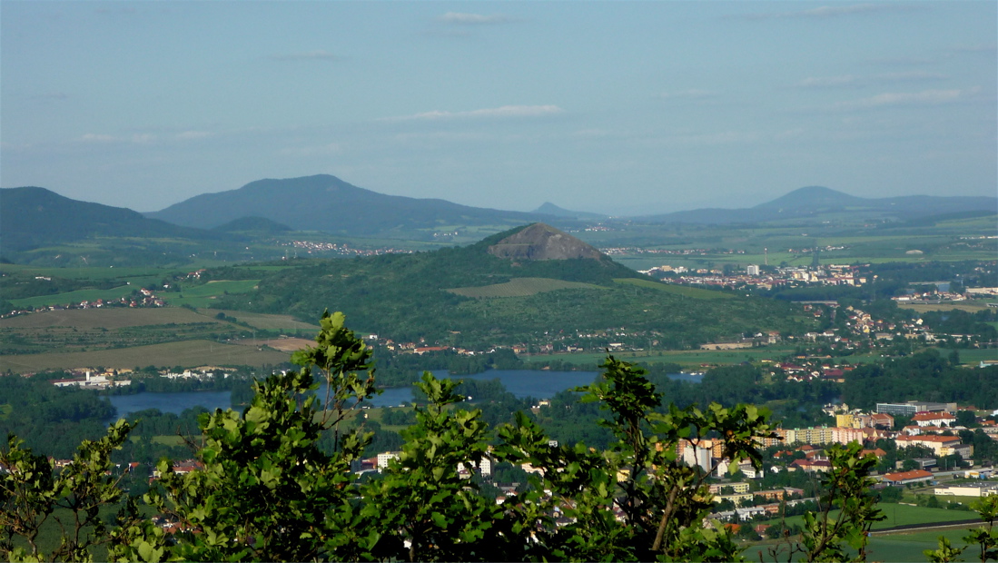 Z Ovčína: Křížový vrch, Liščín, Sedlo, Radobýl (vpředu), Ronov, Vlhošť