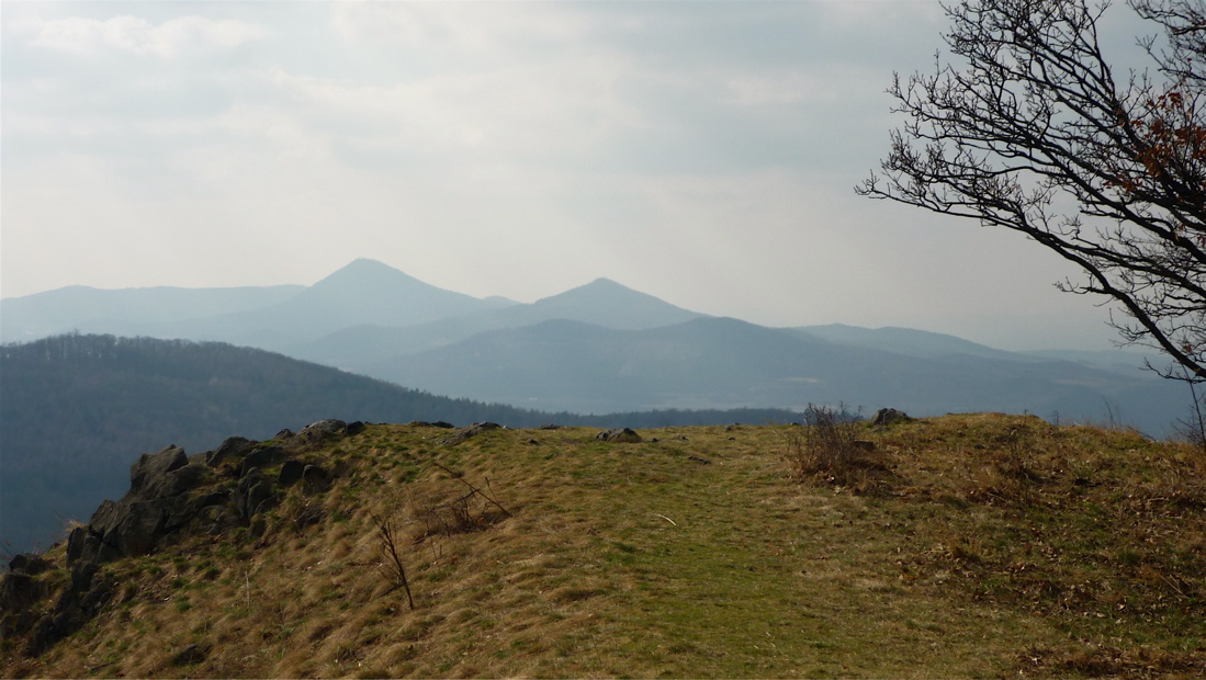 Milešovka a Kletečná, před nimi vlnovka Kubačky.