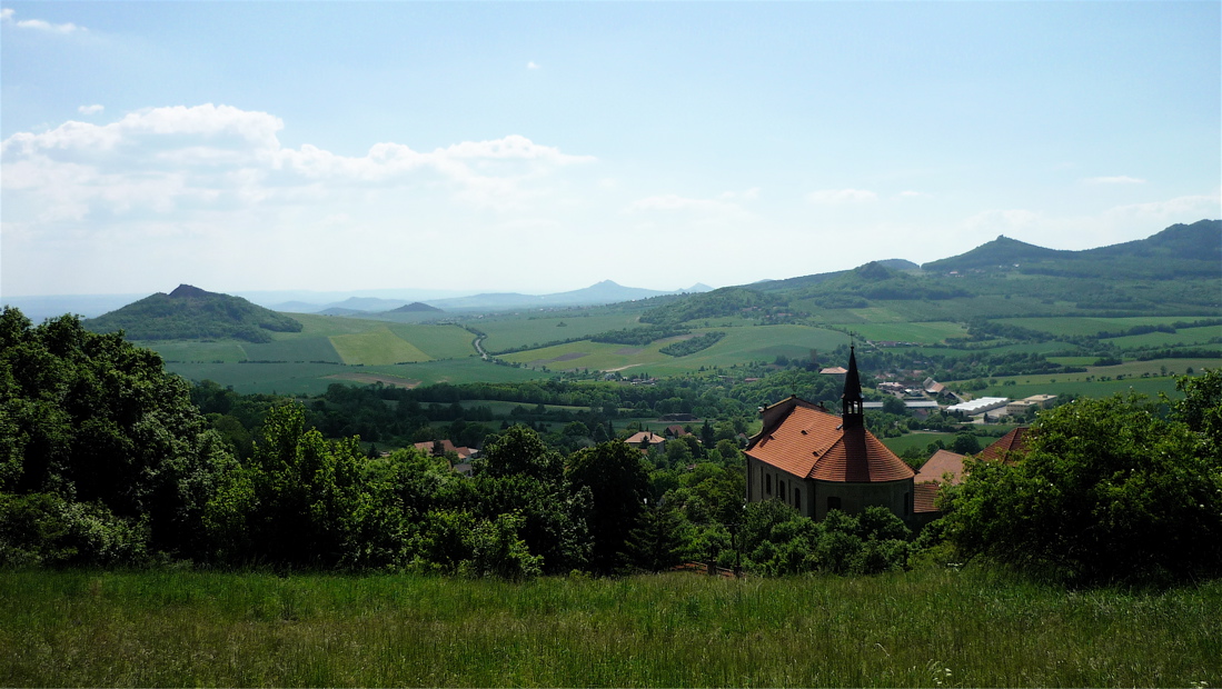 Obzor od Vršetína k Oltáříku, v dáli Oblík, vpředu sutomský kostel.